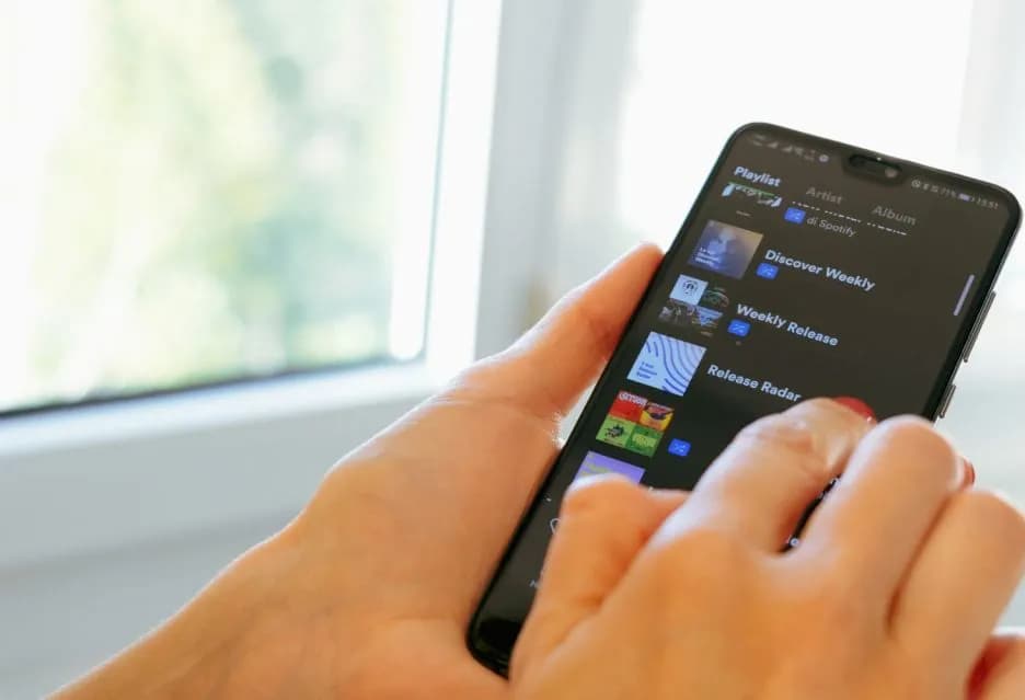 Ile kosztuje Spotify na rok? Odkryj, co tracisz na subskrypcji