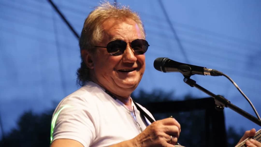 Kto śpiewa kolorowe jarmarki? Odkryj historię Janusza Laskowskiego